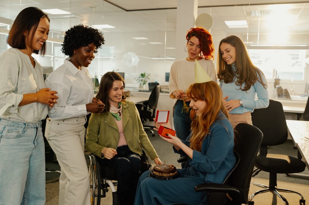 Quel cadeau offrir pour un pot de départ ? Idée cadeau collègue pot de départ CSE URSAFF